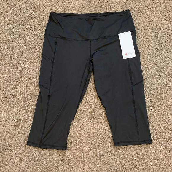NEW PLUS Black Crop Athletic Leggings - Picture 4 of 11